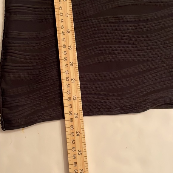 Roz & Ali sleeves less  top , size M, color black. Round neckline. Wavy design - Picture 16 of 16